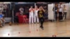 Фантастический танец 9-летней девочки на роликах