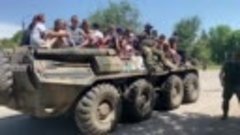 Российские солдаты отводят местных детей в школу где-то в Но...