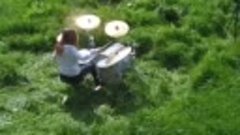 Юная девушка шикарно играет на барабанах