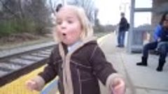 Девочка впервые видит поезд, потрясающая реакция!
