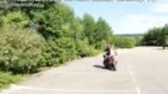 Девушка-трюкачка на мотоцикле