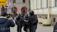 😢 Начались жесткие задержания на антивоенной акции в Петерб...