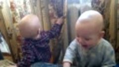 Мои двойняшечки играют в прятки)))