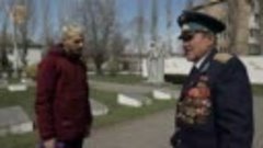В Мелитополе ветеран ВОВ провел неонациста по мемориалу Брат...