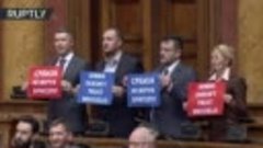 Парламент Сербии встретил Могерини лозунгами в поддержку Рос...