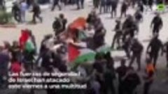 Las fuerzas israelíes atacan el funeral de la periodista ase...