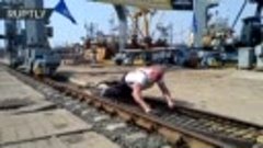 Российский силач сдвинул с места 312-тонный портовый кран