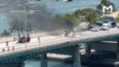 Легкомоторный самолёт рухнул на мост в Майами.