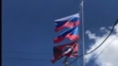 Военные водрузили флаги у администрации в освобожденном Горс...