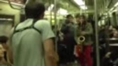 Внезапно для всех в метро пересеклись два саксофониста в Нью...