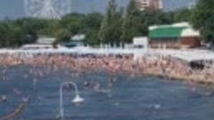 В Анапе сотни людей устроили заплыв в море несмотря на запре...