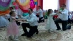 Трогательный танец пап и дочек. 03.03.2017