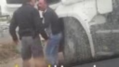 Израильский офицер полици избивает Палестинского водителя...