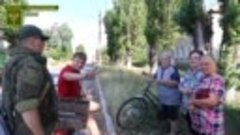Мирные жители Лисичанска встречают наших бойцов с чувством о...
