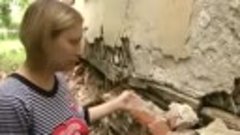 Жители аварийного дома в Нижнем Новгороде спасаются от разру...