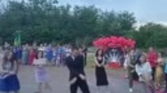 Учитель истории покорил танцем с выпускниками!💥😃