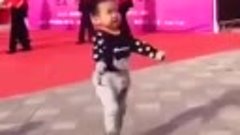 3-летний малыш затмил профессиональных танцоров