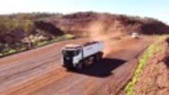 Беспилотный грузовик самосвал Scania на шахте Rio Tinto в Ав...