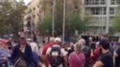 Испанские коммунисты в Барселоне и украинская протестующая.