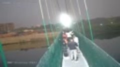 Момент обрушения моста в Индии