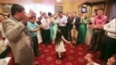Девочка зажигает на армянской свадьбе