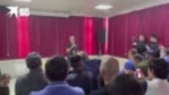 Олег Газманов выступает перед военными в госпитале Росгварди...