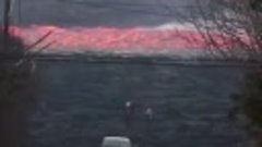 Ужасающе и завораживающее видео потоков лавы, извергаемых ву...