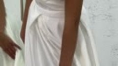 Атласное свадебное платье с разрезом на ножке