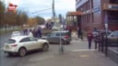 Фургон с цементом вмял Ладу в столб на парковке в Казани