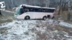 Автобус с 22 рабочими опрокинулся в Челябинской области