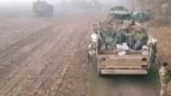 Los soldados ucranianos realizan una incursión de combate en...