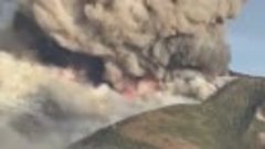 На Курилах вулкан Эбеко извергнул огромный столб пепла высот...