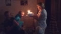 Викусик задувает свечи на долгожданном торте