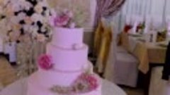 Свадебный торт с кружевом и пионами.