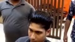brave-customers-let-barber-cut-their-hair-with-fire-d_(VIDEO...