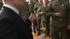 Владимир Путин выпил шампанское с военными и поздравил с Нов...