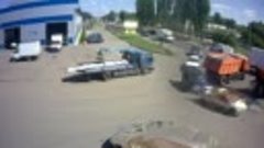 Момент столкновения трактора с фурой в Воронеже