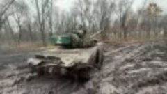 РОССИЯ - Штурм укреплений под Донецком танки поддерживают пе...