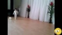 Малыш танцует, как Майкл Джексон