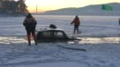 На городском пруду из воды достали автомобиль