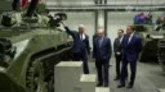 Владимир Путин забрался на танк в конструкторском бюро прибо...