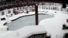 Женщина в Замерзшем Бассейне. Шокирующее Видео с Камеры Виде...