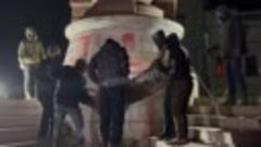 Под покровом ночи шариковы УГИЛовцы начали демонтаж памятник...