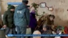 Сотрудники МЧС ДНР помогают жителям Соледара, потерявшим жил...