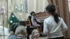 Карина играет на пианино 