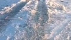 Грузовик Shacman провалился под лёд от грунтовых вод 
