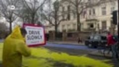 Улицу перед посольством РФ в Лондоне выкрасили в цвета украи...