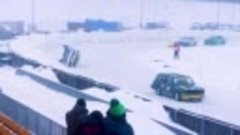Автомобиль Лапицкого Сергея лег на бок после встречи со снеж...