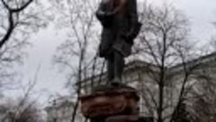 Украинские варвары сносят памятник Михаилу Ломоносову - на э...