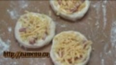 Домашняя мини-пицца с колбасой и сыром